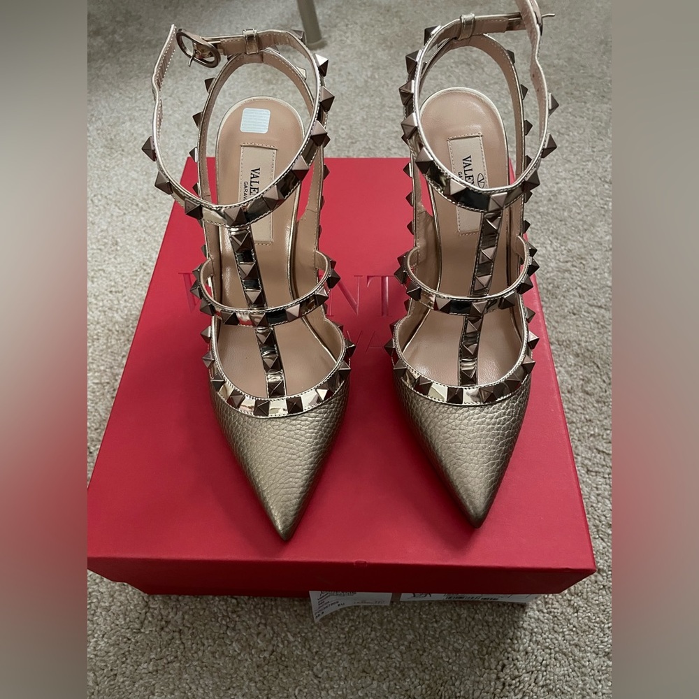 Valentino Garavani Rockstud T-Strap Pointed Pumps